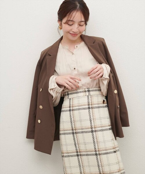 natural couture(ナチュラルクチュール)の「マット釦とろみサテンブラウス(シャツ/ブラウス・レディース・ブラウン/チャコールグレー/ピンク/ピンクベージュ/ピンク系その他/グレイッシュベージュ/オフホワイト/ブルー・FREE)」の16枚目の写真