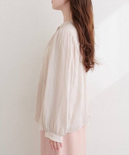 natural couture(ナチュラルクチュール)の「マット釦とろみサテンブラウス(シャツ/ブラウス・レディース・ブラウン/チャコールグレー/ピンク/ピンクベージュ/ピンク系その他/グレイッシュベージュ/オフホワイト/ブルー・FREE)」の18枚目の写真