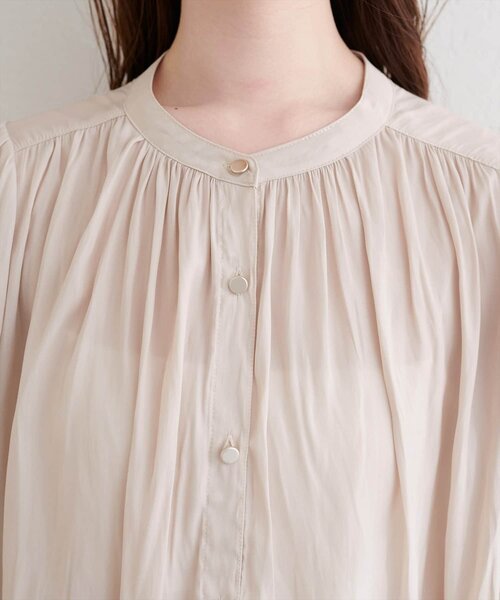 natural couture(ナチュラルクチュール)の「マット釦とろみサテンブラウス(シャツ/ブラウス・レディース・ブラウン/チャコールグレー/ピンク/ピンクベージュ/ピンク系その他/グレイッシュベージュ/オフホワイト/ブルー・FREE)」の20枚目の写真
