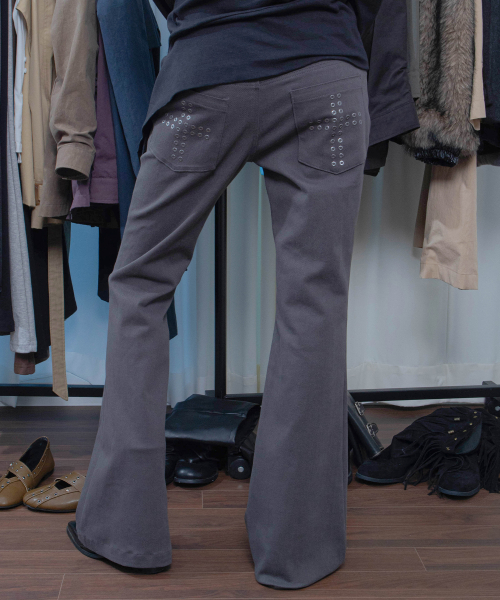 CHICKS（チックス）の「クロス ホットフィックス フレア ストレッチ bootカット パンツ ダークグレー（その他パンツ・レディース・ダークグレー・ONE SIZE/TWO）」の2枚目の写真