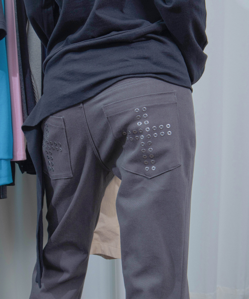 CHICKS（チックス）の「クロス ホットフィックス フレア ストレッチ bootカット パンツ ダークグレー（その他パンツ・レディース・ダークグレー・ONE SIZE/TWO）」の3枚目の写真
