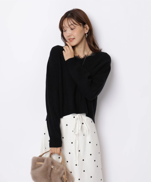 JUSGLITTY(ジャスグリッティー)の「レーススカラネックプルオーバー(ニット/セーター・レディース・ブラック/オフホワイト/ピンク/グリーン系その他・2)」の2枚目の写真