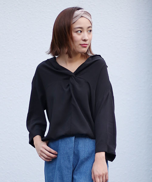 Bou Jeloud(ブージュルード)の「【WEB限定】スキッパーツイストブラウス(シャツ/ブラウス・レディース・ブラック/オフホワイト/カーキ・FREE)」の2枚目の写真