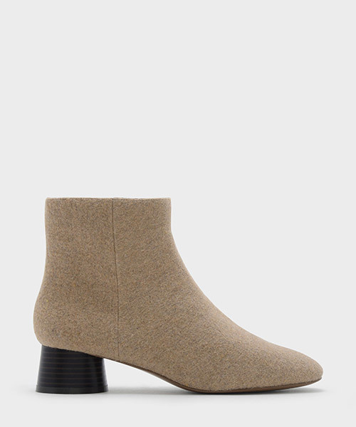 CHARLES & KEITH(チャールズ & キース)の「ベーシックアンクルブーツ / BASIC ANKLE BOOTS(ブーツ・レディース・ブラック/ベージュ・22.5cm/23.5cm/23cm/24.5cm/25cm)」の1枚目の写真