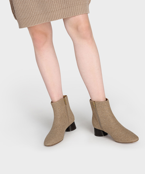 CHARLES & KEITH(チャールズ & キース)の「ベーシックアンクルブーツ / BASIC ANKLE BOOTS(ブーツ・レディース・ブラック/ベージュ・22.5cm/23.5cm/23cm/24.5cm/25cm)」の9枚目の写真