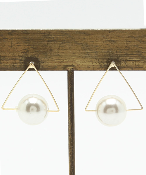 mystic（ミスティック）の「トライアングルパールピアス（ピアス（両耳用）・レディース・シルバー/ゴールド・ﾌﾘ-）」の2枚目の写真