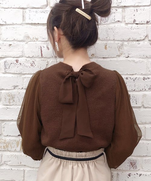one after another NICE CLAUP（ワンアフターアナザーナイスクラップ）の「袖コンシャスバックリボンニット（ニット/セーター・レディース・ベージュ/ブラウン/オフホワイト/ブラック・FREE）」の3枚目の写真