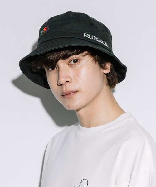 FRUIT OF THE LOOM（フルーツオブザルーム）の「LOGO EMB BUCKET HAT / バケット / ハット / シンプル / ベーシック / カジュアル  / ユニセックス / 刺繍 / ロゴ（ハット・レディース・ホワイト/クリーム/サックスブルー/インディゴブルー/パープル/ピンク/ベージュ/ブラック/ブラック系その他/ブルー/グリーン系その他/サーモンピンク・FREE）」の4枚目の写真