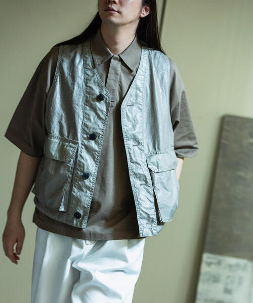 TOMORROWLAND (トゥモローランド)の「リネンキャンバスコーティング ベスト(ベスト・メンズ・ライトグレー/ブラウン/バイオレット・S/M)」の2枚目の写真