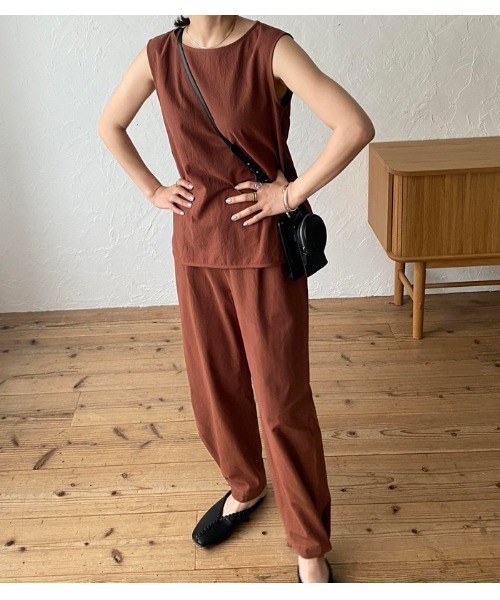 ReNorm（リノーム）の「バックタックノースリーブ（シャツ/ブラウス・レディース・レッド/ブラック/ブラウン・フリー）」の3枚目の写真