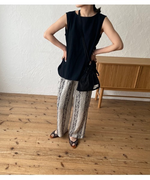 ReNorm（リノーム）の「バックタックノースリーブ（シャツ/ブラウス・レディース・レッド/ブラック/ブラウン・フリー）」の2枚目の写真