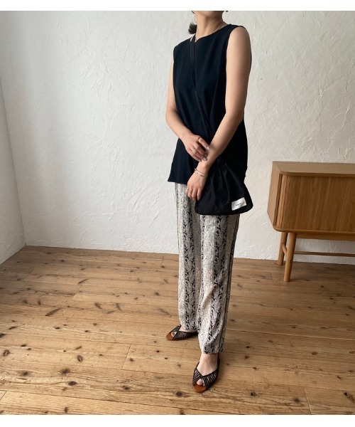 ReNorm（リノーム）の「バックタックノースリーブ（シャツ/ブラウス・レディース・レッド/ブラック/ブラウン・フリー）」の4枚目の写真