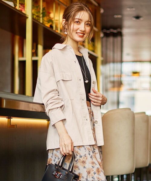 Feroux(フェルゥ)の「【洗える】バックラッフルブルゾン(その他アウター・レディース・ベージュ系/カーキ系・2)」の1枚目の写真
