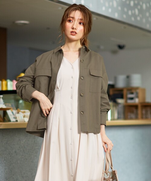 Feroux(フェルゥ)の「【洗える】バックラッフルブルゾン(その他アウター・レディース・ベージュ系/カーキ系・2)」の2枚目の写真