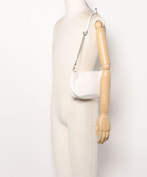 SPINNS(スピンズ)の「【2WAY仕様】パール×チェーンストラップ フェイクレザーバケットバッグ(ハンドバッグ・レディース・ホワイト/ブラック・ONESIZE)」の14枚目の写真