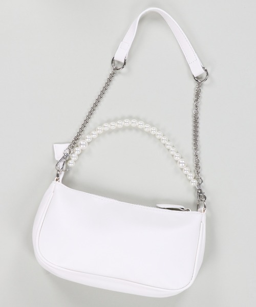 SPINNS(スピンズ)の「【2WAY仕様】パール×チェーンストラップ フェイクレザーバケットバッグ(ハンドバッグ・レディース・ホワイト/ブラック・ONESIZE)」の2枚目の写真