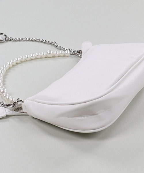 SPINNS(スピンズ)の「【2WAY仕様】パール×チェーンストラップ フェイクレザーバケットバッグ(ハンドバッグ・レディース・ホワイト/ブラック・ONESIZE)」の10枚目の写真