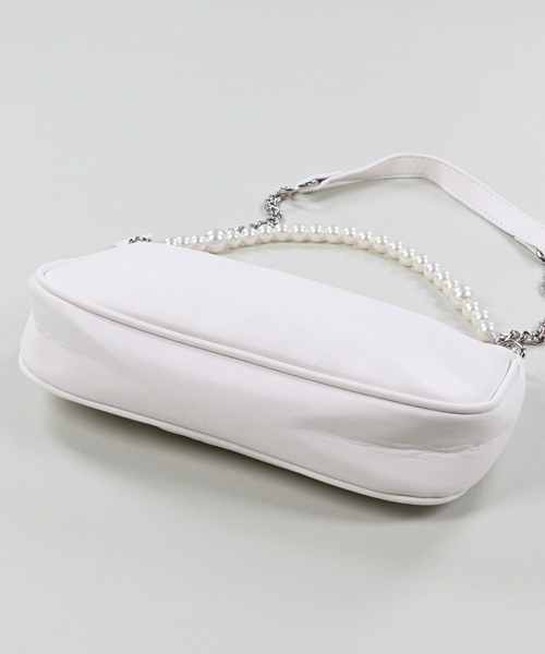 SPINNS(スピンズ)の「【2WAY仕様】パール×チェーンストラップ フェイクレザーバケットバッグ(ハンドバッグ・レディース・ホワイト/ブラック・ONESIZE)」の9枚目の写真