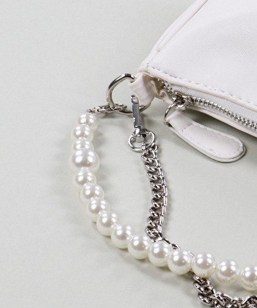 SPINNS(スピンズ)の「【2WAY仕様】パール×チェーンストラップ フェイクレザーバケットバッグ(ハンドバッグ・レディース・ホワイト/ブラック・ONESIZE)」の12枚目の写真