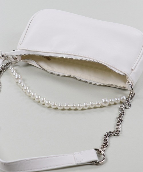 SPINNS(スピンズ)の「【2WAY仕様】パール×チェーンストラップ フェイクレザーバケットバッグ(ハンドバッグ・レディース・ホワイト/ブラック・ONESIZE)」の11枚目の写真
