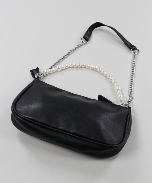 SPINNS(スピンズ)の「【2WAY仕様】パール×チェーンストラップ フェイクレザーバケットバッグ(ハンドバッグ・レディース・ホワイト/ブラック・ONESIZE)」の7枚目の写真
