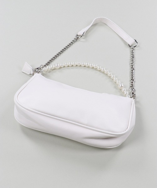 SPINNS(スピンズ)の「【2WAY仕様】パール×チェーンストラップ フェイクレザーバケットバッグ(ハンドバッグ・レディース・ホワイト/ブラック・ONESIZE)」の8枚目の写真