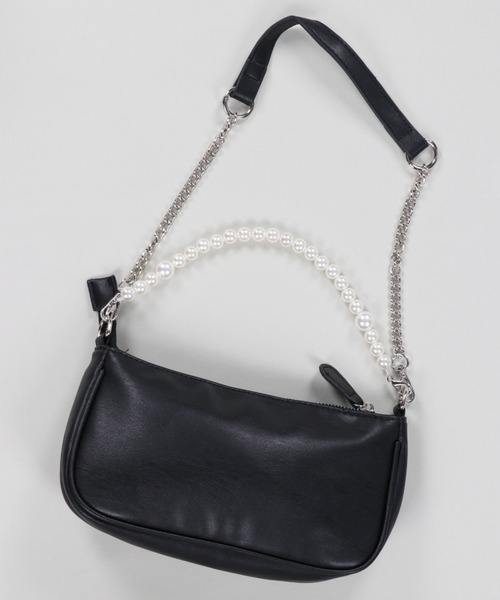 SPINNS(スピンズ)の「【2WAY仕様】パール×チェーンストラップ フェイクレザーバケットバッグ(ハンドバッグ・レディース・ホワイト/ブラック・ONESIZE)」の6枚目の写真