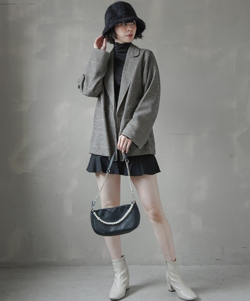 SPINNS(スピンズ)の「【2WAY仕様】パール×チェーンストラップ フェイクレザーバケットバッグ(ハンドバッグ・レディース・ホワイト/ブラック・ONESIZE)」の4枚目の写真