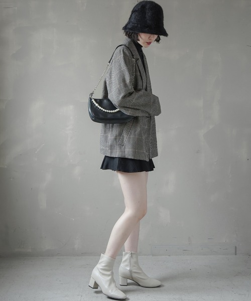 SPINNS(スピンズ)の「【2WAY仕様】パール×チェーンストラップ フェイクレザーバケットバッグ(ハンドバッグ・レディース・ホワイト/ブラック・ONESIZE)」の5枚目の写真