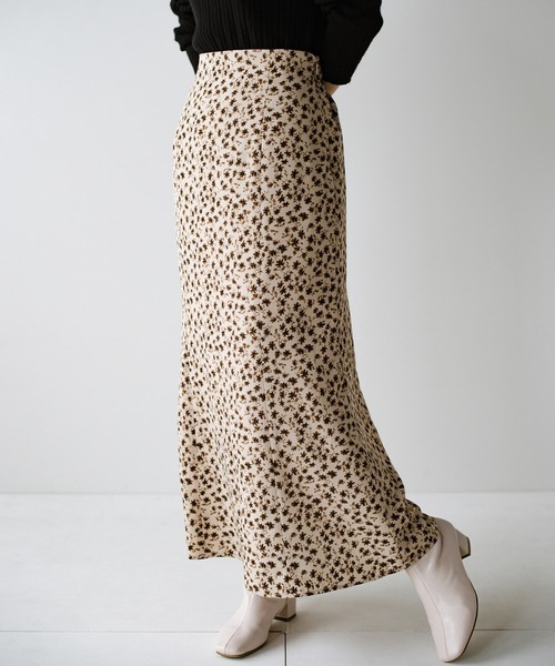 haco!（ハコ）の「いつものトップスでパッと華やぐ！シルエットを味方に女っぽく見せる花柄ロングスカート（スカート・レディース・ベージュ系その他/レッド系その他・SMALL/MEDIUM/LARGE/X-LARGE）」の14枚目の写真