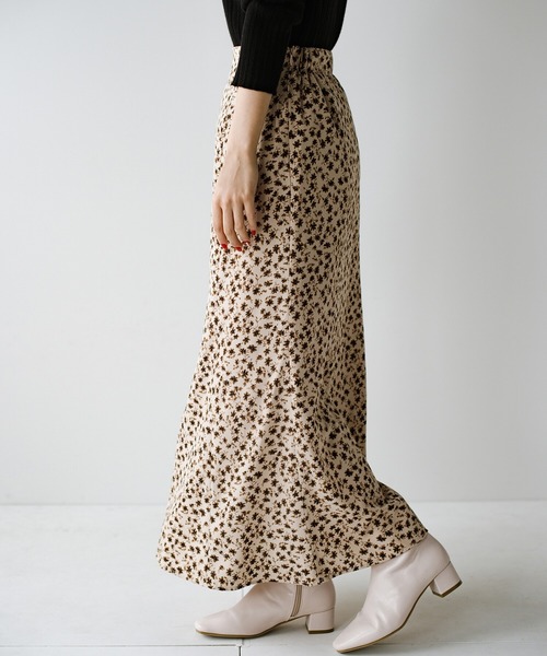 haco!（ハコ）の「いつものトップスでパッと華やぐ！シルエットを味方に女っぽく見せる花柄ロングスカート（スカート・レディース・ベージュ系その他/レッド系その他・SMALL/MEDIUM/LARGE/X-LARGE）」の21枚目の写真