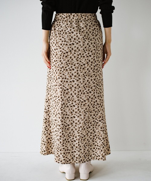haco!（ハコ）の「いつものトップスでパッと華やぐ！シルエットを味方に女っぽく見せる花柄ロングスカート（スカート・レディース・ベージュ系その他/レッド系その他・SMALL/MEDIUM/LARGE/X-LARGE）」の11枚目の写真