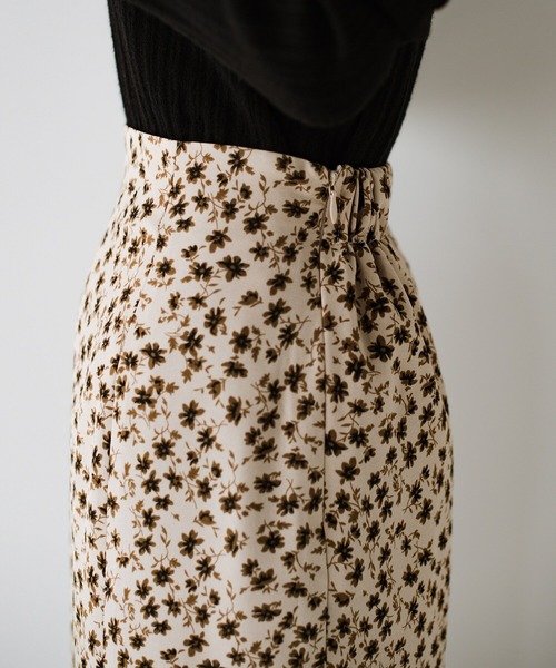 haco!（ハコ）の「いつものトップスでパッと華やぐ！シルエットを味方に女っぽく見せる花柄ロングスカート（スカート・レディース・ベージュ系その他/レッド系その他・SMALL/MEDIUM/LARGE/X-LARGE）」の20枚目の写真