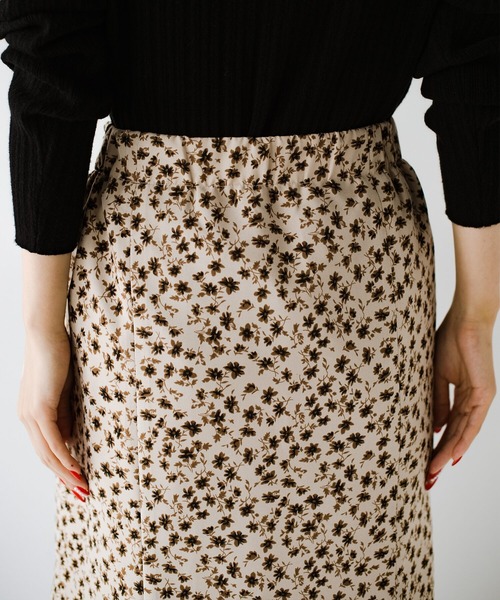 haco!（ハコ）の「いつものトップスでパッと華やぐ！シルエットを味方に女っぽく見せる花柄ロングスカート（スカート・レディース・ベージュ系その他/レッド系その他・SMALL/MEDIUM/LARGE/X-LARGE）」の6枚目の写真