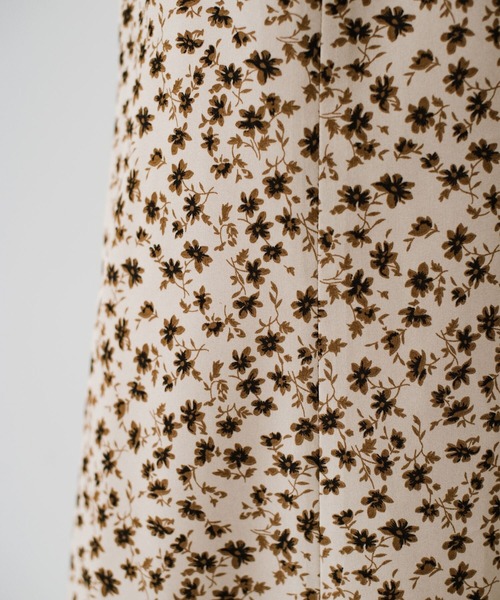 haco!（ハコ）の「いつものトップスでパッと華やぐ！シルエットを味方に女っぽく見せる花柄ロングスカート（スカート・レディース・ベージュ系その他/レッド系その他・SMALL/MEDIUM/LARGE/X-LARGE）」の10枚目の写真