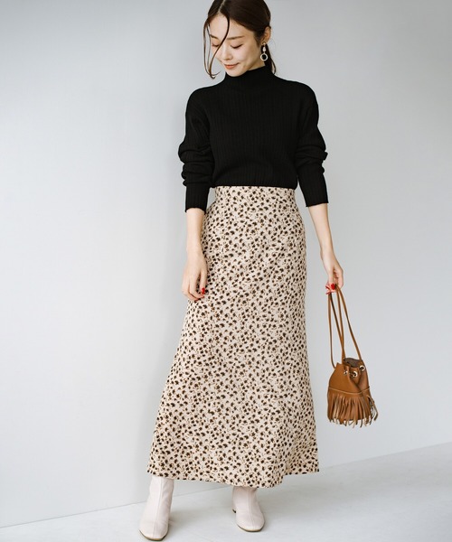 haco!（ハコ）の「いつものトップスでパッと華やぐ！シルエットを味方に女っぽく見せる花柄ロングスカート（スカート・レディース・ベージュ系その他/レッド系その他・SMALL/MEDIUM/LARGE/X-LARGE）」の4枚目の写真