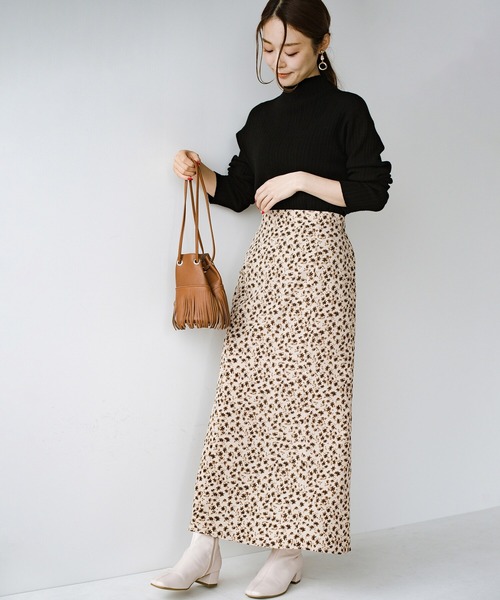 haco!（ハコ）の「いつものトップスでパッと華やぐ！シルエットを味方に女っぽく見せる花柄ロングスカート（スカート・レディース・ベージュ系その他/レッド系その他・SMALL/MEDIUM/LARGE/X-LARGE）」の8枚目の写真
