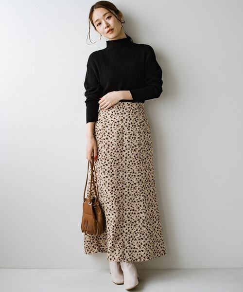 haco!（ハコ）の「いつものトップスでパッと華やぐ！シルエットを味方に女っぽく見せる花柄ロングスカート（スカート・レディース・ベージュ系その他/レッド系その他・SMALL/MEDIUM/LARGE/X-LARGE）」の3枚目の写真