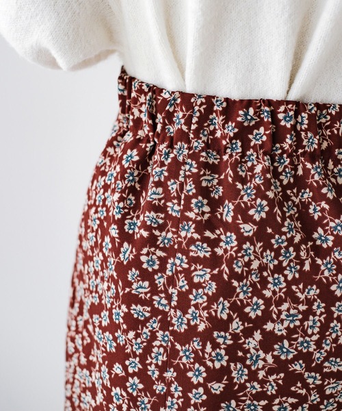haco!（ハコ）の「いつものトップスでパッと華やぐ！シルエットを味方に女っぽく見せる花柄ロングスカート（スカート・レディース・ベージュ系その他/レッド系その他・SMALL/MEDIUM/LARGE/X-LARGE）」の17枚目の写真