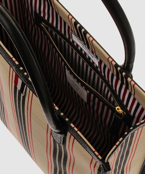 THOM BROWNE（トムブラウン）の「VERTICAL TOTE W/ LEATHER DETAILS IN HORSE HAIR（トートバッグ・メンズ・ストライプ・ONE SIZE）」の3枚目の写真