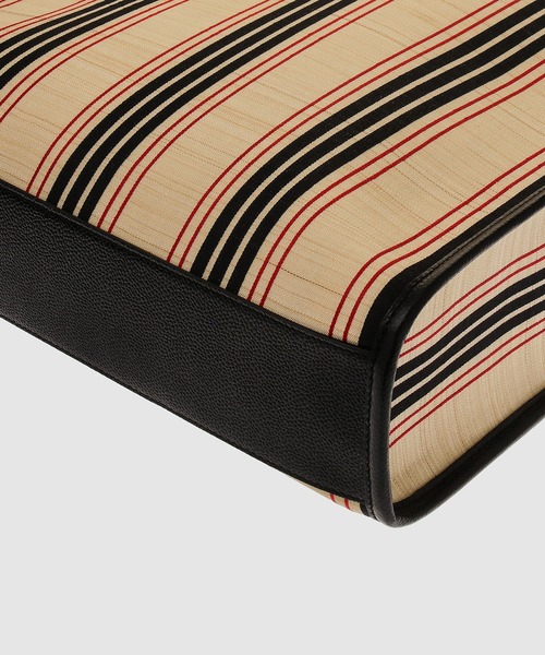 THOM BROWNE（トムブラウン）の「VERTICAL TOTE W/ LEATHER DETAILS IN HORSE HAIR（トートバッグ・メンズ・ストライプ・ONE SIZE）」の4枚目の写真