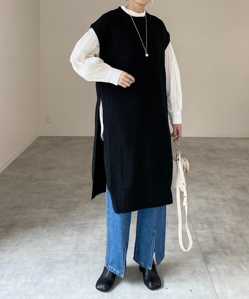 She's Closet(シーズクローゼット)の「サイドスリット入りノースリーブロングニットベストワンピース(ワンピース・レディース・ブラック/オフホワイト/グレイッシュベージュ・FREE)」の2枚目の写真