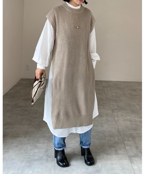 She's Closet(シーズクローゼット)の「サイドスリット入りノースリーブロングニットベストワンピース(ワンピース・レディース・ブラック/オフホワイト/グレイッシュベージュ・FREE)」の4枚目の写真