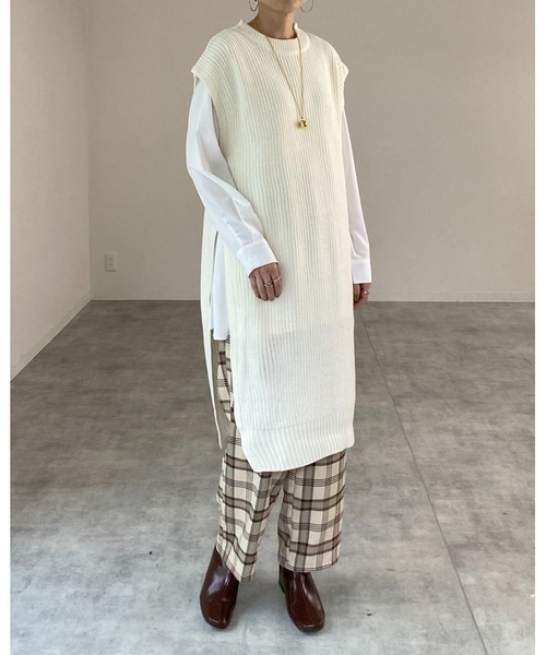 She's Closet(シーズクローゼット)の「サイドスリット入りノースリーブロングニットベストワンピース(ワンピース・レディース・ブラック/オフホワイト/グレイッシュベージュ・FREE)」の19枚目の写真