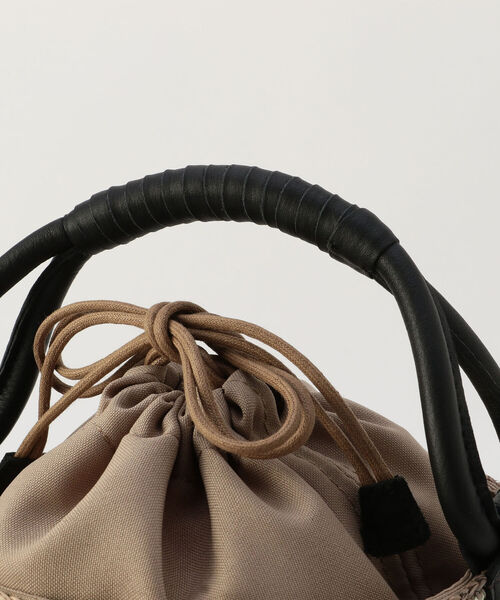 The Bagmati（ザバグマティ）の「【BAGMATI/ バグマティ】ラフィアクロス編みかごバッグ（かごバッグ・レディース・ブラウン/ナチュラル・FREE）」の4枚目の写真