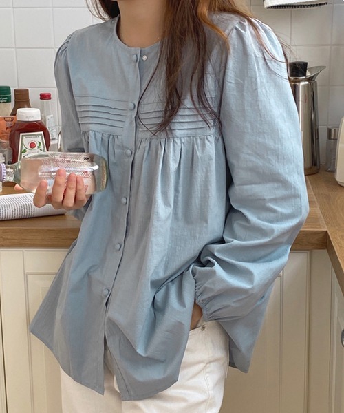 DAY CLOSET(デイ クローゼット)の「【袖ぐりが広めでストレスフリー】クラシカル ギャザー切り替え フレア ブラウス 体型カバーレディース(シャツ/ブラウス・レディース・ホワイト/ブラック/ブルー・ONE SIZE)」の2枚目の写真