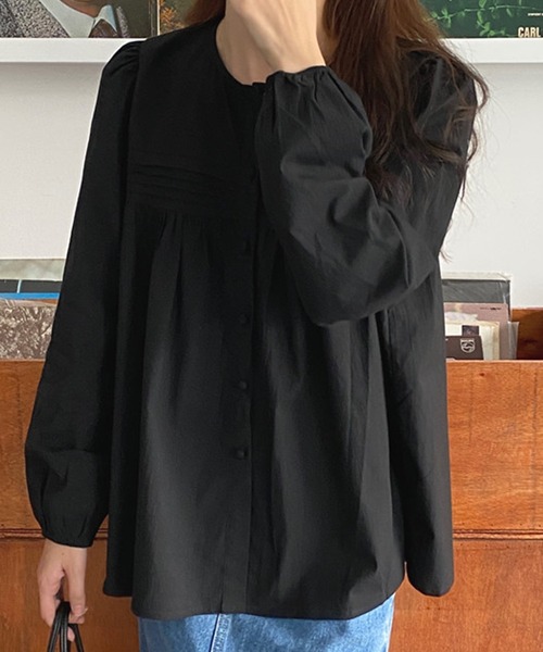 DAY CLOSET(デイ クローゼット)の「【袖ぐりが広めでストレスフリー】クラシカル ギャザー切り替え フレア ブラウス 体型カバーレディース(シャツ/ブラウス・レディース・ホワイト/ブラック/ブルー・ONE SIZE)」の3枚目の写真