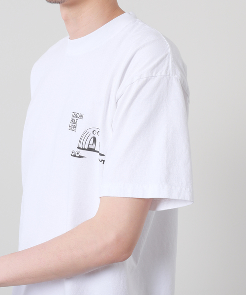 JOURNAL STANDARD（ジャーナルスタンダード）の「TEKUN WAS HERE OITE Tシャツ（Tシャツ/カットソー・メンズ・ホワイト・MEDIUM/LARGE/X-LARGE）」の2枚目の写真