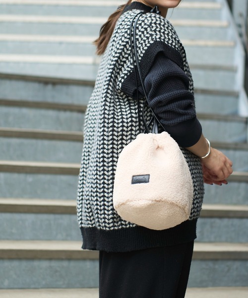 Actually(アクチュアリー)の「ボア2WAY 巾着バッグ(ショルダーバッグ・レディース・グレー/グリーン/アイボリー・フリー)」の2枚目の写真