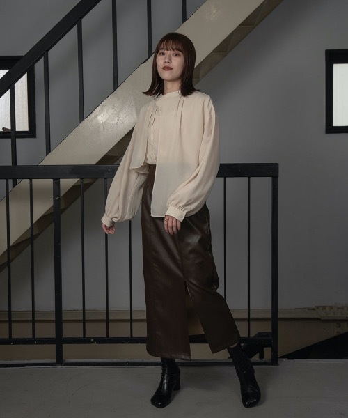 I_am（アイアム）の「front slit leather skirt（スカート・レディース・オリーブ/アイボリー/ブラウン・FREE）」の7枚目の写真